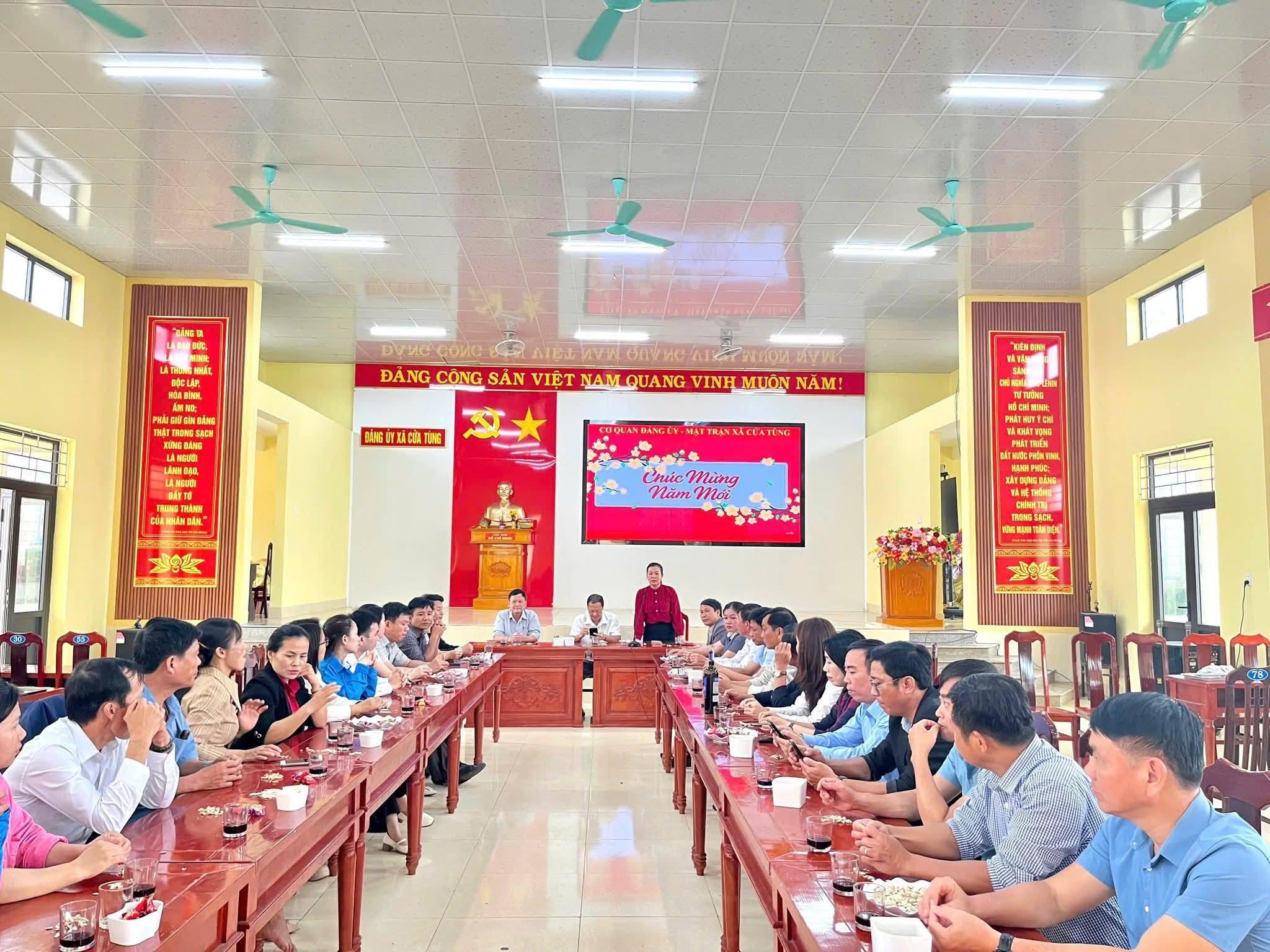 Xã Cửa Tùng gặp mặt cán bộ, công chức, viên chức và người lao động triển khai nhiệm vụ ngay ngày làm việc đầu năm