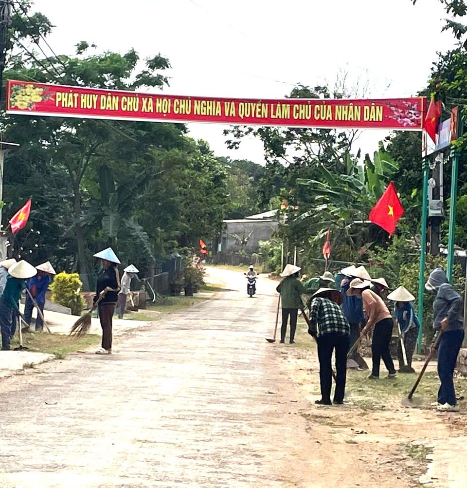 Sôi nổi ra quân chỉnh trang môi trường chào mừng 30/4 – 01/5 và hưởng ứng Hội thi “Làng đẹp”