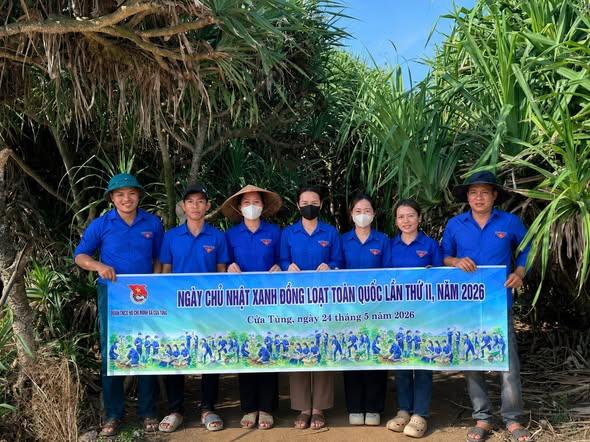Tuổi trẻ Cửa Tùng ra quân hưởng ứng “Ngày Chủ nhật xanh” đồng loạt toàn quốc lần thứ II năm 2026