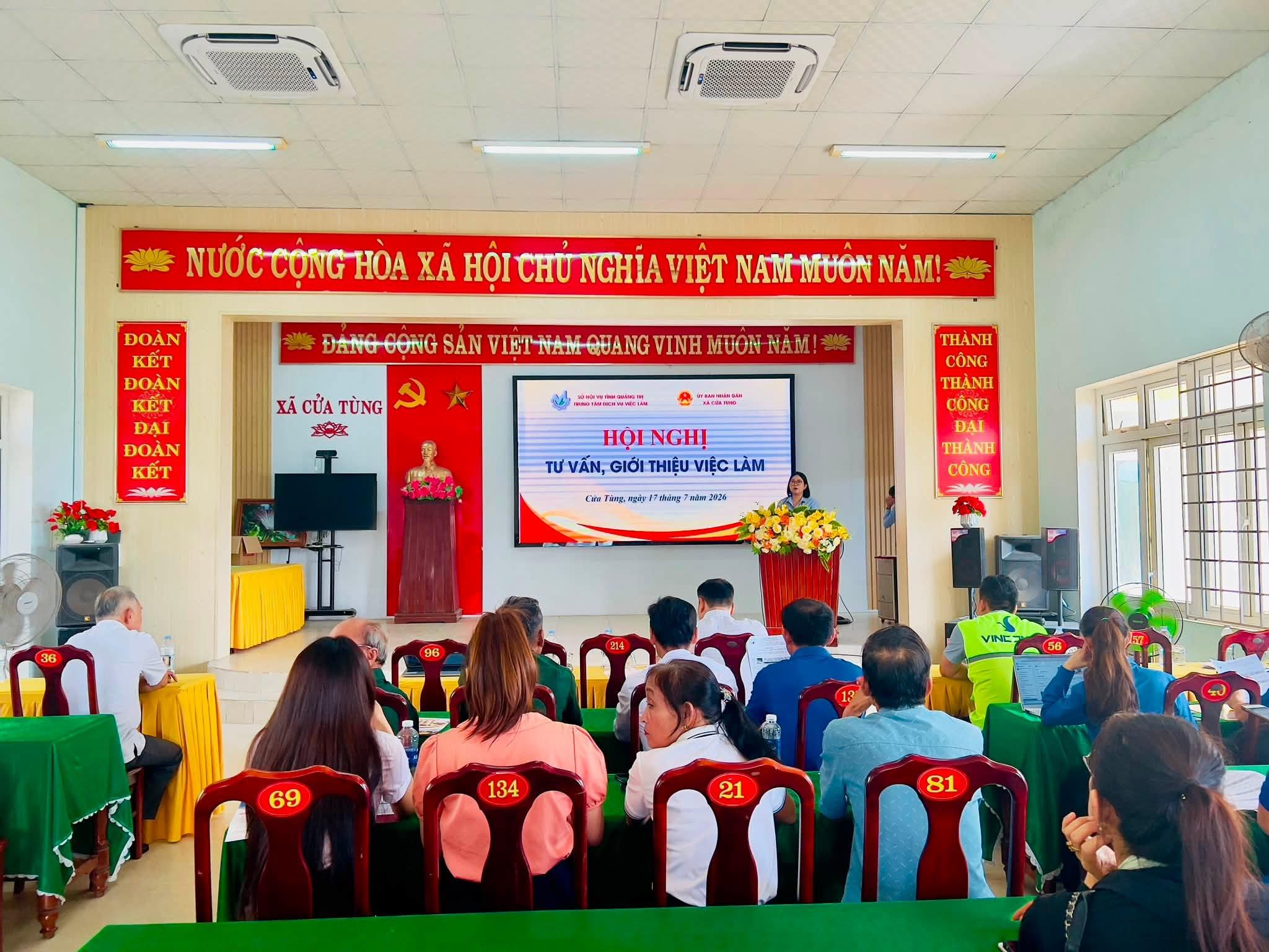 Cửa Tùng tổ chức Hội nghị tư vấn việc làm, hỗ trợ người lao động tìm kiếm việc làm bền vững