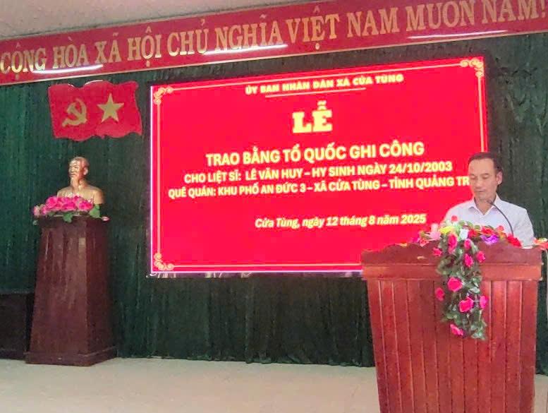 Trao bằng “ Tổ Quốc ghi công” cho thân nhân Liệt sỹ Lê Văn Huy