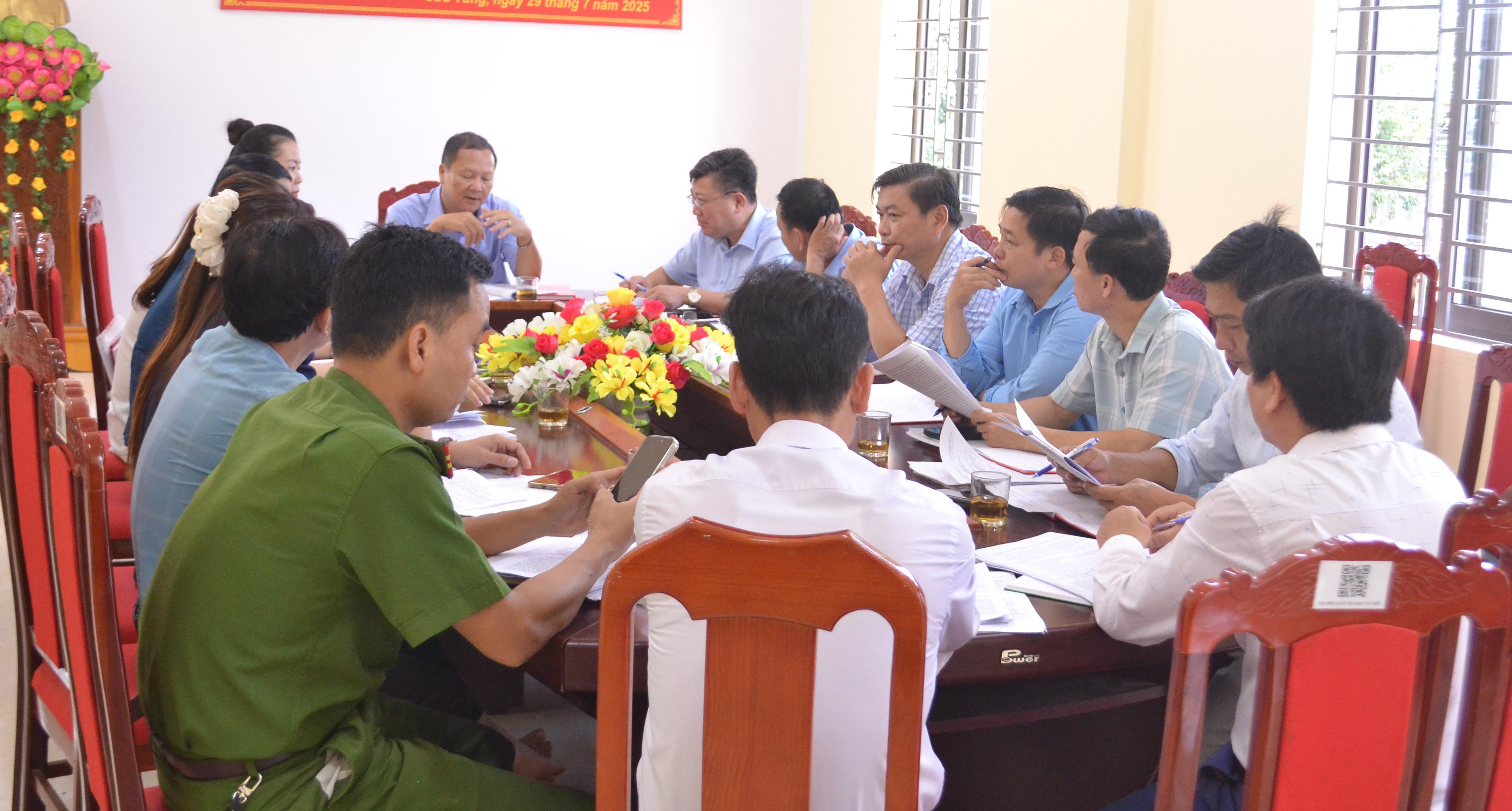 Đảng ủy xã Cửa Tùng họp tiểu ban văn kiện đại hội và hội nghị ban chấp hành đảng bộ lần thứ 4 khóa I, nhiệm kỳ 2025-2030. Góp ý dự thảo Văn kiện trình...
