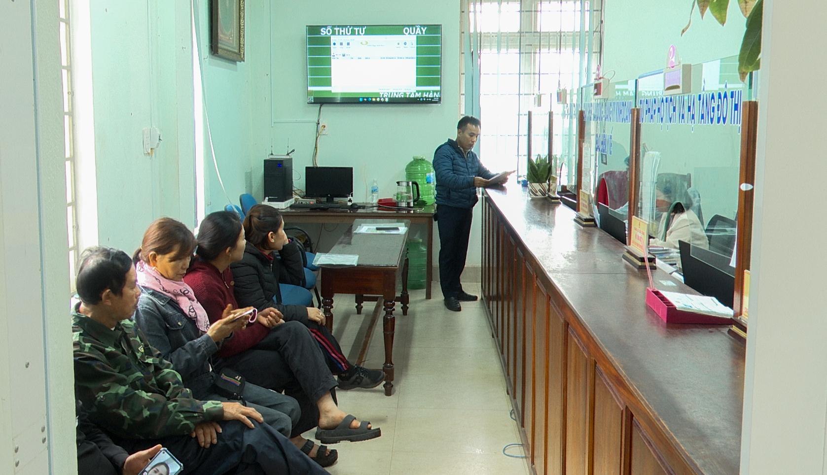 Hỗ trợ người dân thực hiện thủ tục hành chính qua Ki-ốt dịch vụ công tại Trung tâm Phục vụ hành...