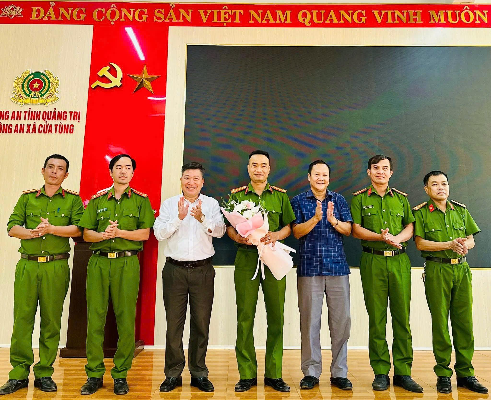 Công an xã Cửa Tùng phát hiện, ngăn chặn hành vi tàng trữ ma túy trái phép được lãnh đạo địa phương động viên, khen thưởng.