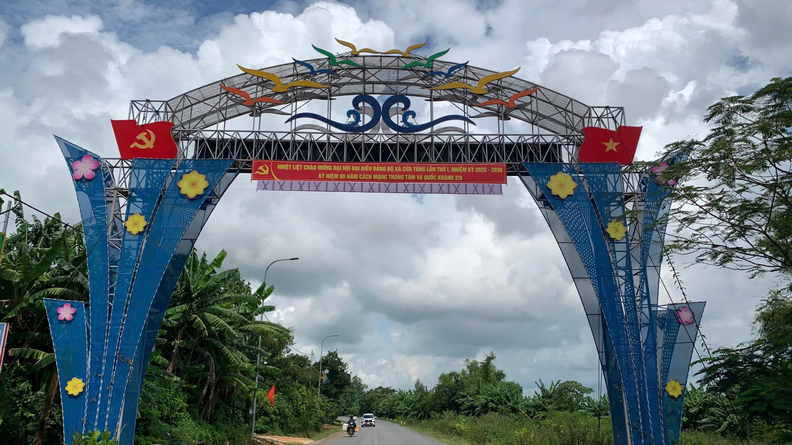 Rực rỡ cờ hoa chào mừng Đại hội Đảng bộ xã Cửa Tùng lần thứ I, nhiệm kỳ 2025 - 2030