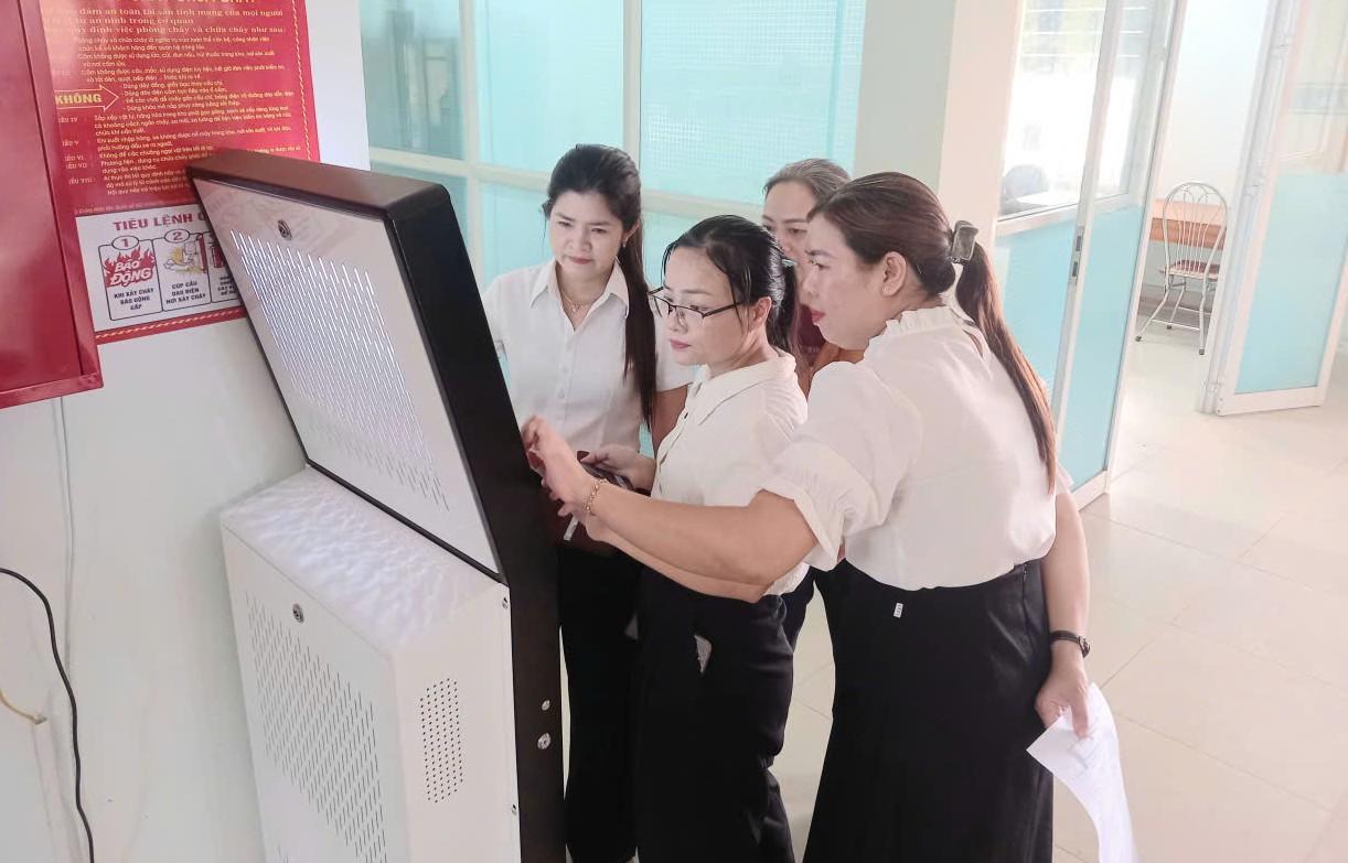 Hội Liên hiệp Phụ nữ và Đoàn Thanh niên xã Cửa Tùng đồng hành cùng người dân nộp hồ sơ trực tuyến qua Kiosk Dịch vụ công